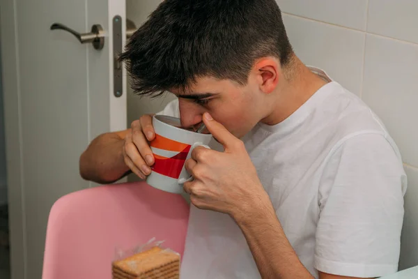 Νεαρός Άνδρας Τρώει Πρωινό Στην Κουζίνα Στο Σπίτι — Φωτογραφία Αρχείου