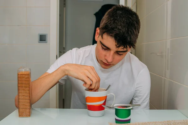 Νεαρός Άνδρας Τρώει Πρωινό Στην Κουζίνα Στο Σπίτι — Φωτογραφία Αρχείου