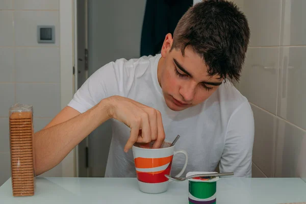 Έφηβος Παίρνει Πρωινό Στο Σπίτι — Φωτογραφία Αρχείου