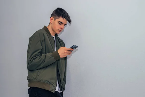 Adolescente Ragazzo Con Cellulare Parete Casa Isolato — Foto Stock