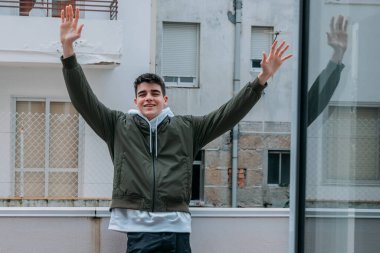 Mutlu genç adam dışarıda kutlama yapıyor.