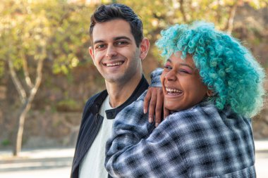 Mutlu bir şekilde gülümseyen çok ırklı bir çiftin portresi