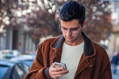 Sokakta cep telefonu olan bir adamın portresi.