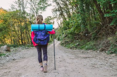 Sırt çantasıyla gezen ya da hacca giden bir kadın.