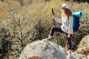 Sırt çantalı kadın dağda