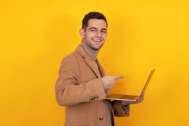 Bilgisayarlı genç adam arka planda izole edildi