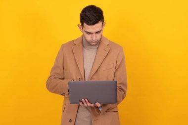 Bilgisayarlı genç adam arka planda izole edildi