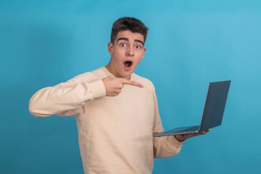 yalnız şaşırmış genç ya da laptoplu öğrenci
