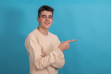 yalnız genç ya da öğrencinin işaret ettiği