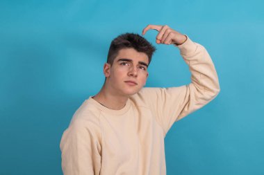 Yaratıcı fikir ve düşünce ifadesiyle soyutlanmış genç bir çocuk.