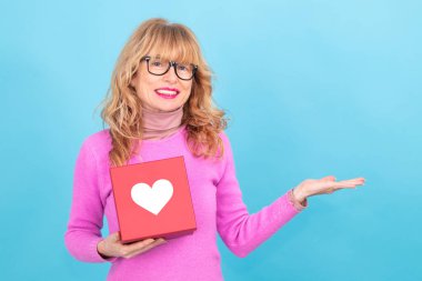 Kalpli hediye kutusu olan bir kadın, sevgilim.