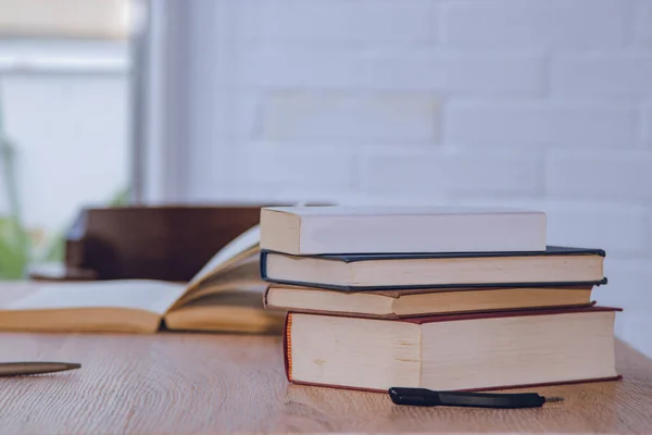 Boeken Gestapeld Het Bureau — Stockfoto