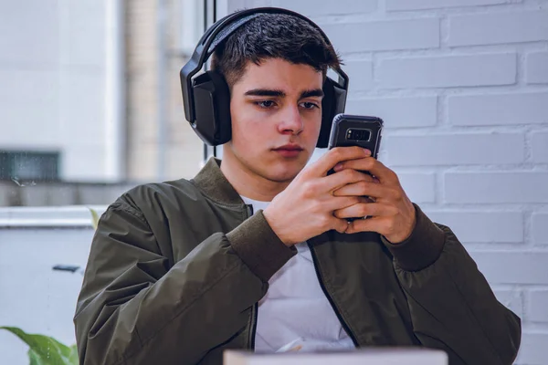 Adolescente Casa Com Fones Ouvido Telefone Celular — Fotografia de Stock