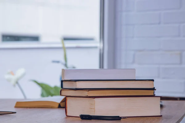 Libri Impilati Sul Tavolo Casa — Foto Stock