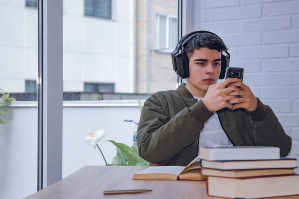 Estudiante Con Teléfono Móvil Auriculares Casa — Foto de Stock