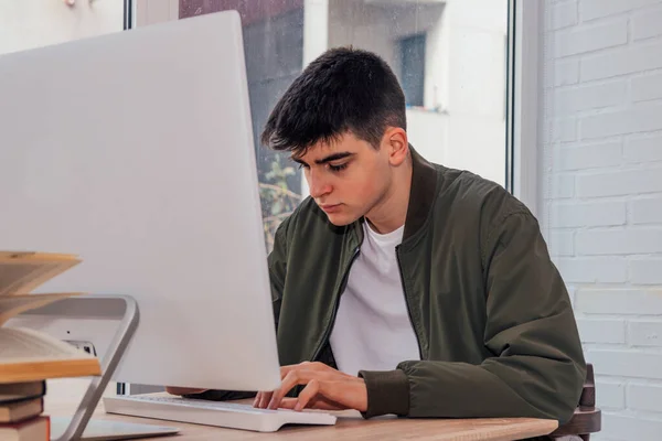 Estudiante Con Computadora Trabajando Estudiando — Foto de Stock