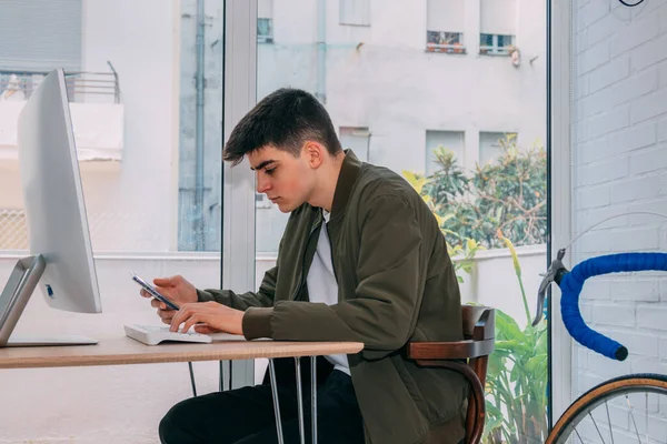 Student Doma Počítačem Mobilním Telefonem — Stock fotografie