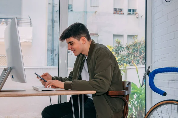 Estudiante Con Computadora Teléfono Móvil Casa — Foto de Stock