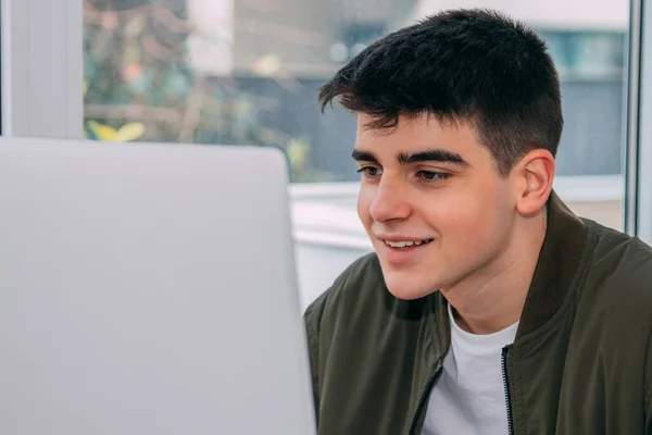 Retrato Adolescente Joven Mirando Ordenador — Foto de Stock