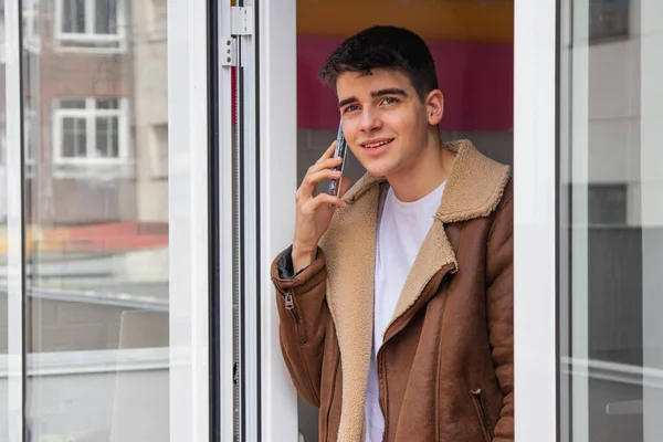 Giovane Che Parla Sul Cellulare Smartphone Casa Terrazza — Foto Stock