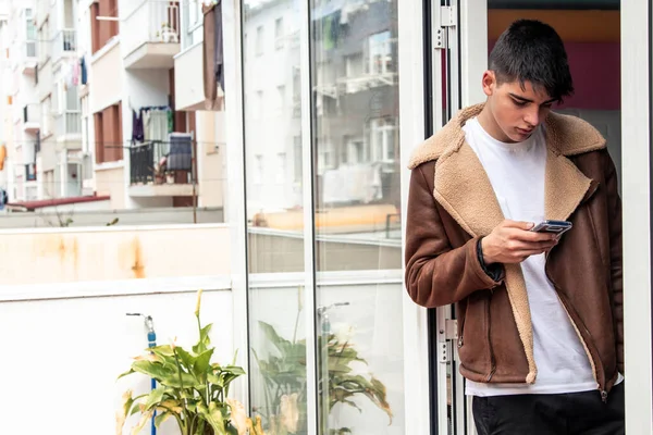 Joven Con Teléfono Móvil Puerta Del Balcón Terraza Del Hogar — Foto de Stock