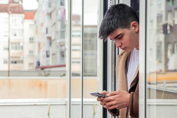 Niño Con Teléfono Móvil Puerta Casa — Foto de Stock