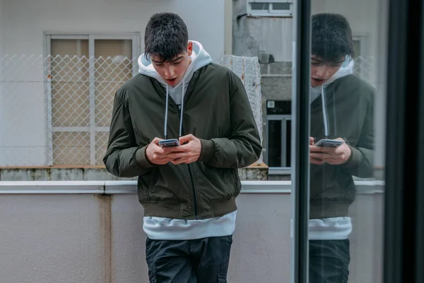 Jovem Com Telefone Celular Casa Terraço — Fotografia de Stock