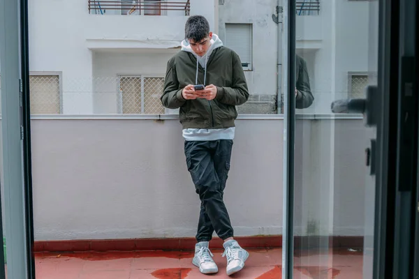 Urban Casual Stijl Tiener Typen Mobiele Telefoon — Stockfoto
