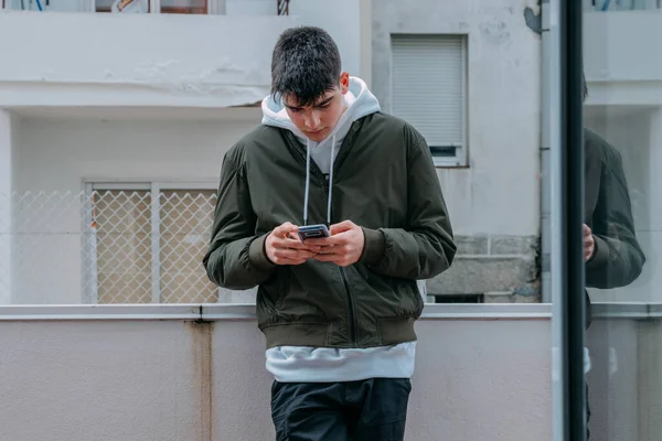 Estilo Casual Urbano Adolescente Digitando Telefone Celular — Fotografia de Stock