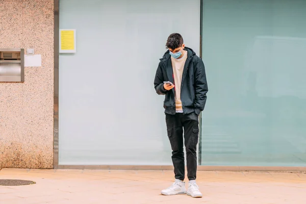 Adolescente Com Máscara Telefone Celular Rua — Fotografia de Stock