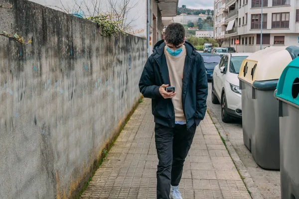 Jonge Man Met Telefoon Masker Lopen Door Straat — Stockfoto