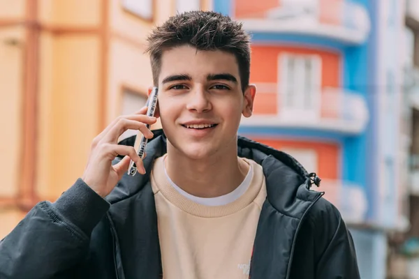 Retrato Masculino Adolescente Sonriendo Hablando Teléfono Móvil Calle Ciudad — Foto de Stock