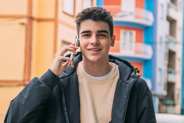 Retrato Masculino Adolescente Sonriendo Hablando Teléfono Móvil Calle Ciudad — Foto de Stock