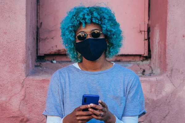 Young Black African American Woman Mobile Phone Mask Street — Stock Photo, Image