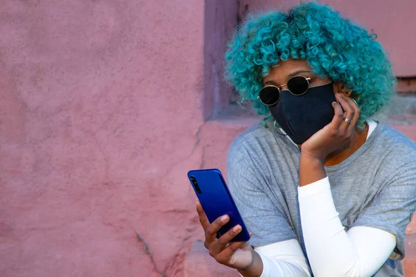 Giovane Donna Afroamericana Nera Con Cellulare Maschera Strada — Foto Stock