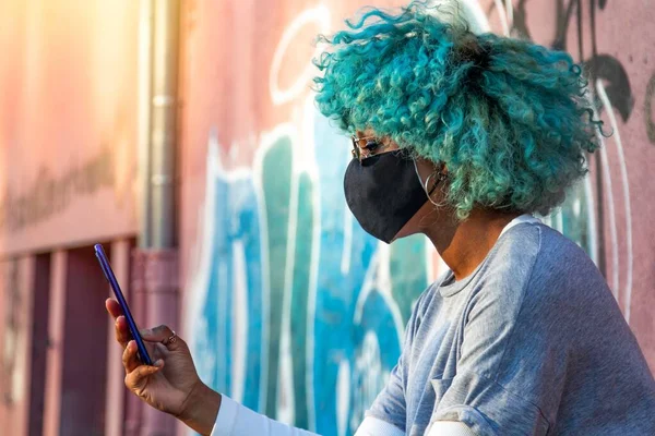 Jong Zwart Afrikaans Amerikaans Vrouw Met Mobiele Telefoon Masker Straat — Stockfoto