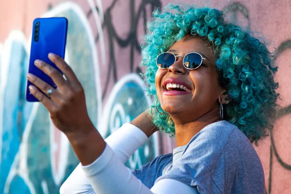 Chica Afro Americana Sonriente Haciendo Video Compartiendo Foto Por Teléfono — Foto de Stock