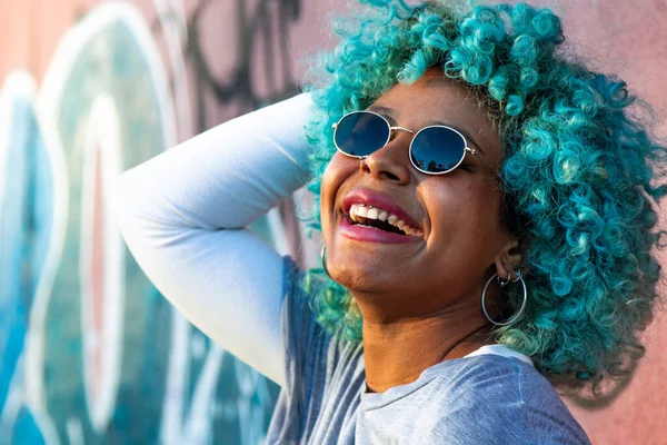 Retrato Mujer Afroamericana Sonriendo Calle Atardecer —  Fotos de Stock
