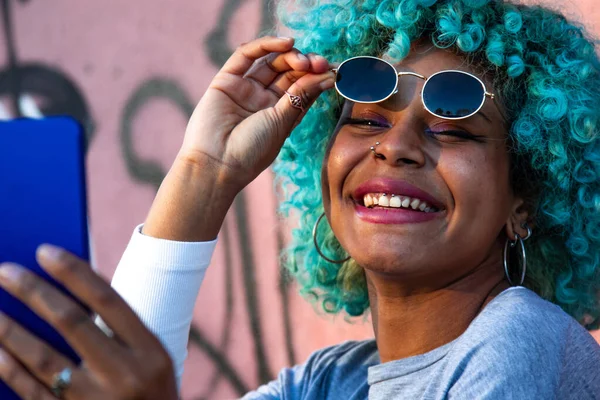 Portré Afro Amerikai Lány Mobiltelefon Napszemüveg Naplementekor Utcán — Stock Fotó