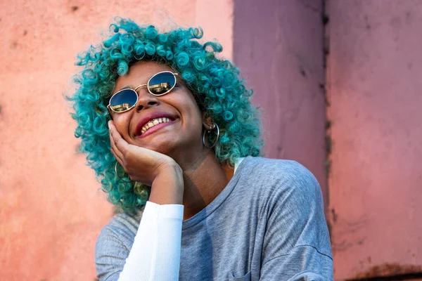 Porträtt Afro Amerikanska Flicka Ler Med Solglasögon — Stockfoto