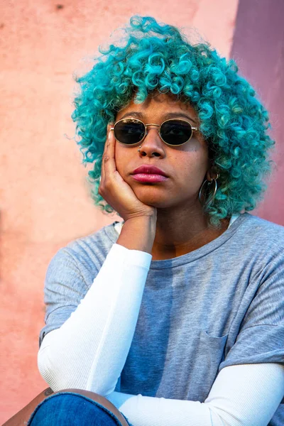 Retrato Una Chica Afroamericana Seria Apoyada Brazo Con Gafas Sol —  Fotos de Stock