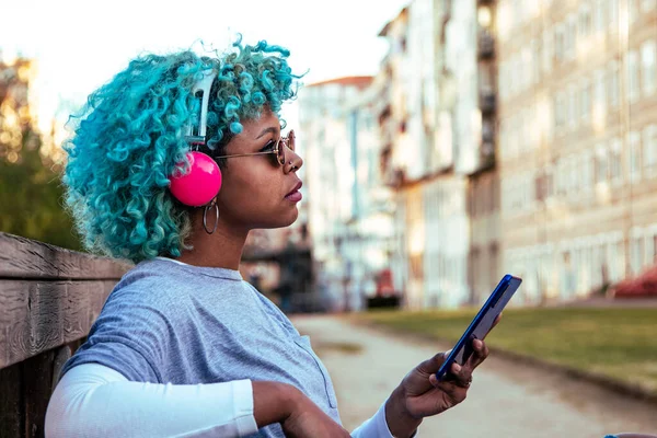 Κορίτσι Κινητό Τηλέφωνο Και Ακουστικά Ακούγοντας Μουσική — Φωτογραφία Αρχείου