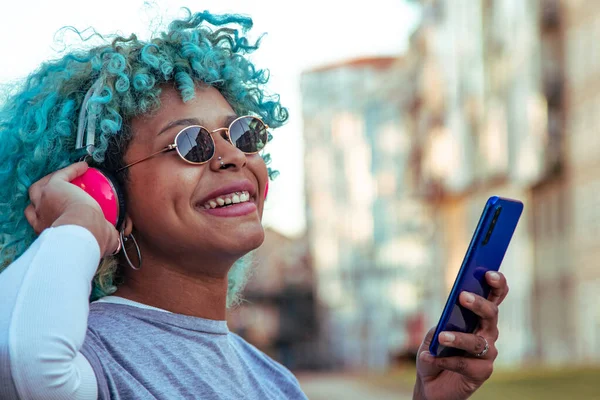 Chica Hipster Afroamericana Escuchando Música Con Auriculares Ciudad — Foto de Stock