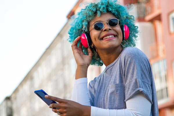 Chica Afroamericana Sonriendo Con Auriculares Teléfono Móvil Ciudad —  Fotos de Stock