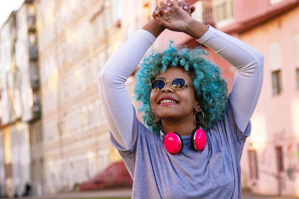 Afro American Κορίτσι Στο Δρόμο Ακουστικά Και Χρωματιστά Μαλλιά — Φωτογραφία Αρχείου