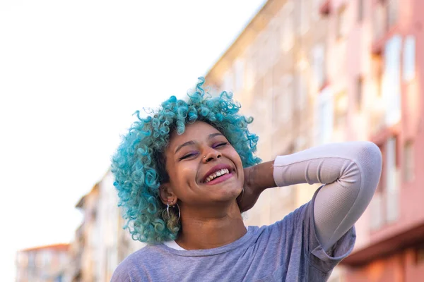 Черная Афро Американка Улыбается Улице Цветными Волосами — стоковое фото
