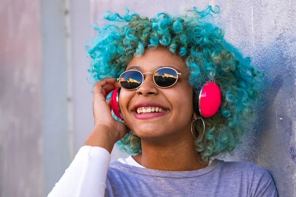 Retrato Mujer Afroamericana Hispana Con Auriculares Teléfono Móvil Sonriendo Calle — Foto de Stock