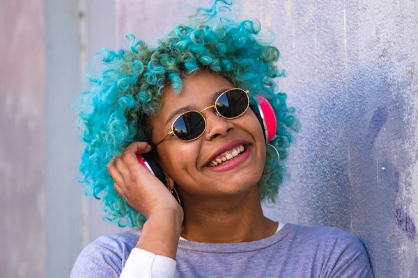 Retrato Mujer Afroamericana Hispana Con Auriculares Teléfono Móvil Sonriendo Calle — Foto de Stock