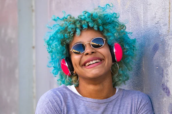 Retrato Mujer Afroamericana Hispana Con Auriculares Teléfono Móvil Sonriendo Calle — Foto de Stock