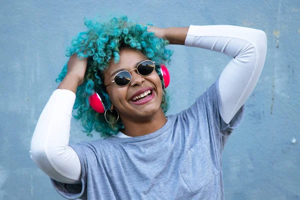 Negro Afro Americana Mujer Con Auriculares Calle Sonriendo Feliz — Foto de Stock